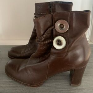 Joan & David Brown heeled boots Size 8